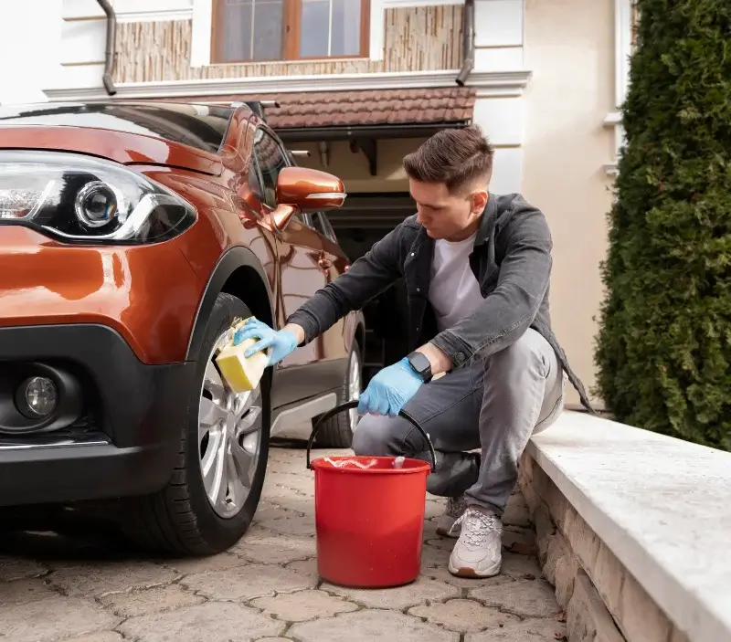 Lavage auto à domicile Villeloin-Coulangé : professionnel intervenant sur un véhicule